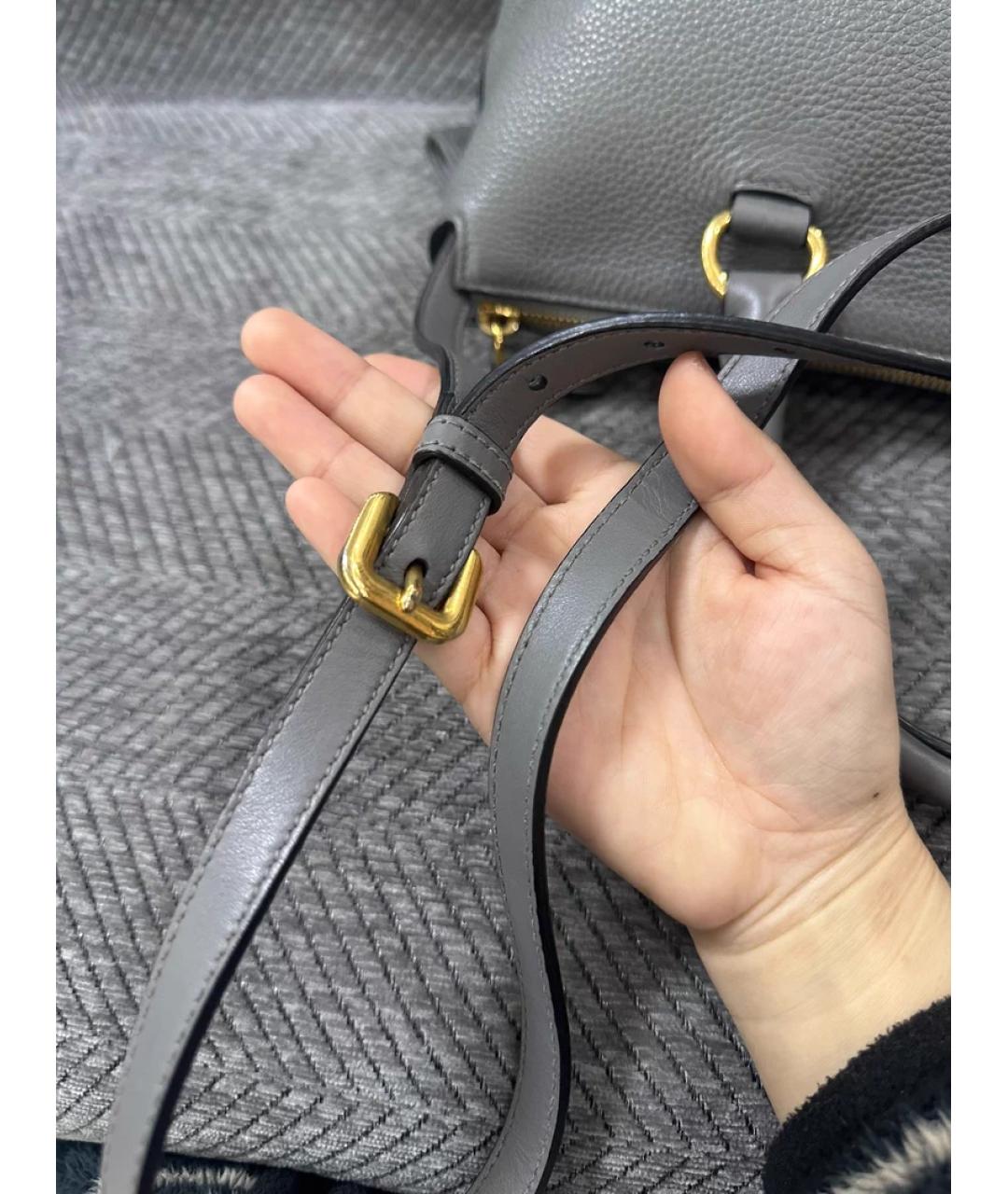 PRADA Серая кожаная сумка с короткими ручками, фото 6