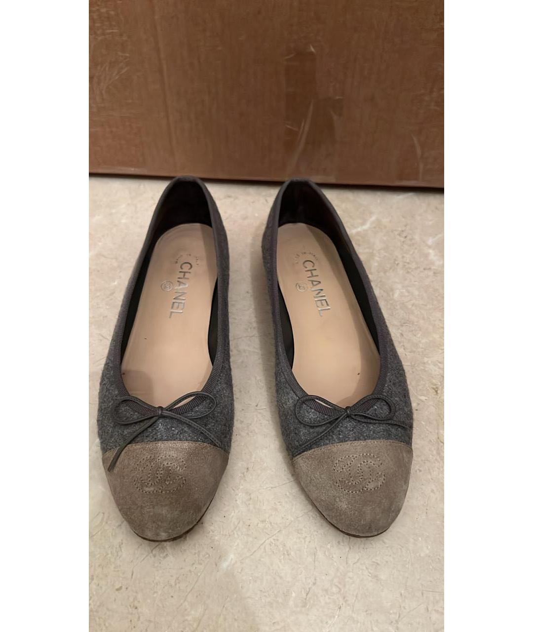 CHANEL Антрацитовые балетки из искусственной кожи, фото 2