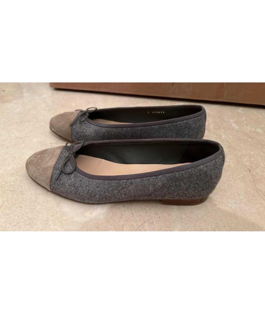 CHANEL Антрацитовые балетки из искусственной кожи, фото 4
