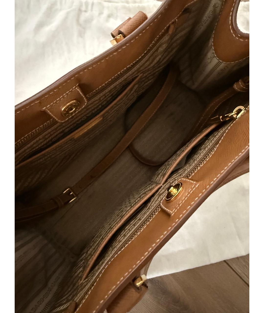 PRADA Бежевая кожаная сумка с короткими ручками, фото 3