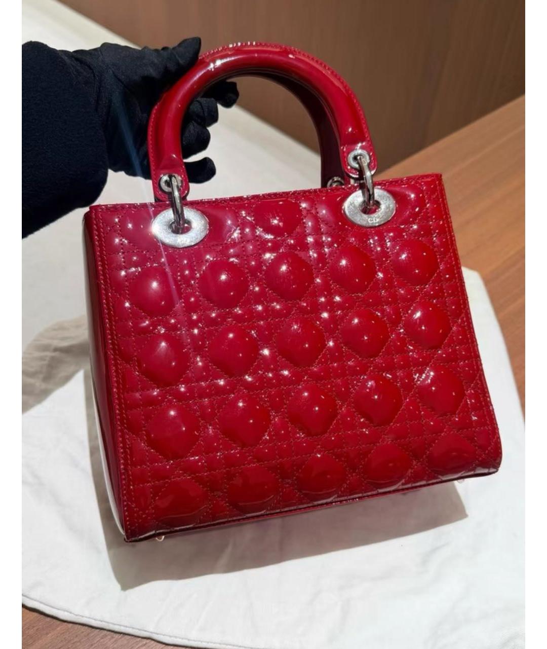 CHRISTIAN DIOR Красная сумка через плечо из лакированной кожи, фото 2