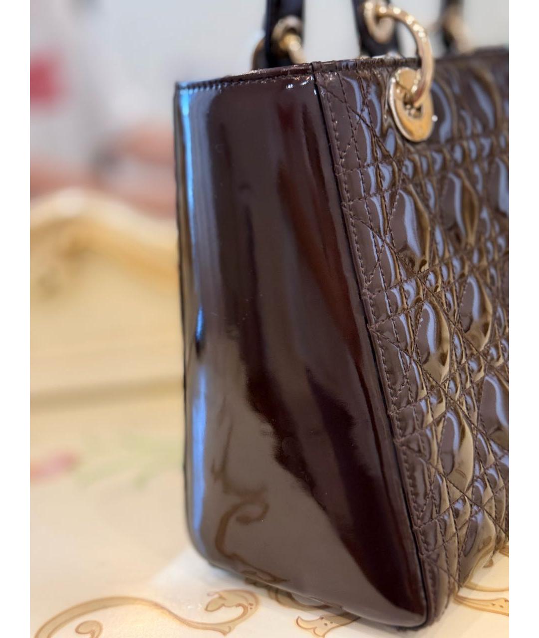 CHRISTIAN DIOR Коричневая сумка с короткими ручками из лакированной кожи, фото 7
