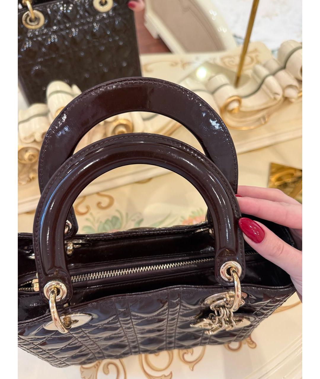 CHRISTIAN DIOR Коричневая сумка с короткими ручками из лакированной кожи, фото 4