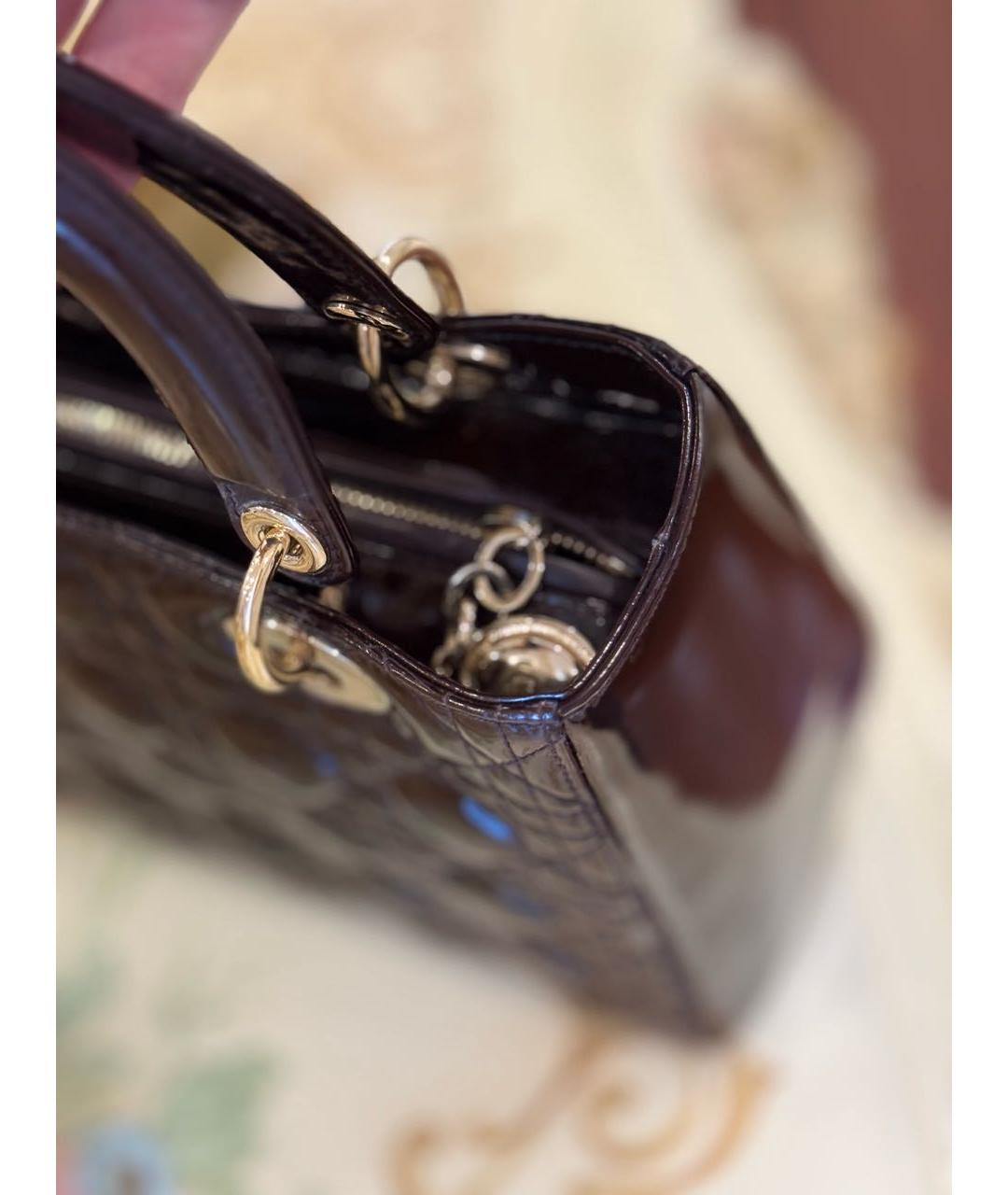 CHRISTIAN DIOR Коричневая сумка с короткими ручками из лакированной кожи, фото 5