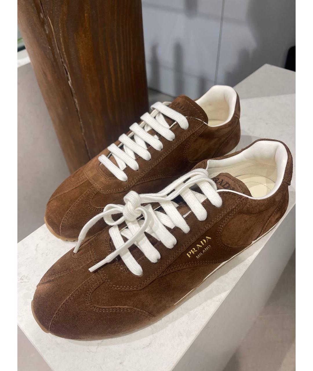 PRADA Коричневые замшевые кроссовки, фото 2