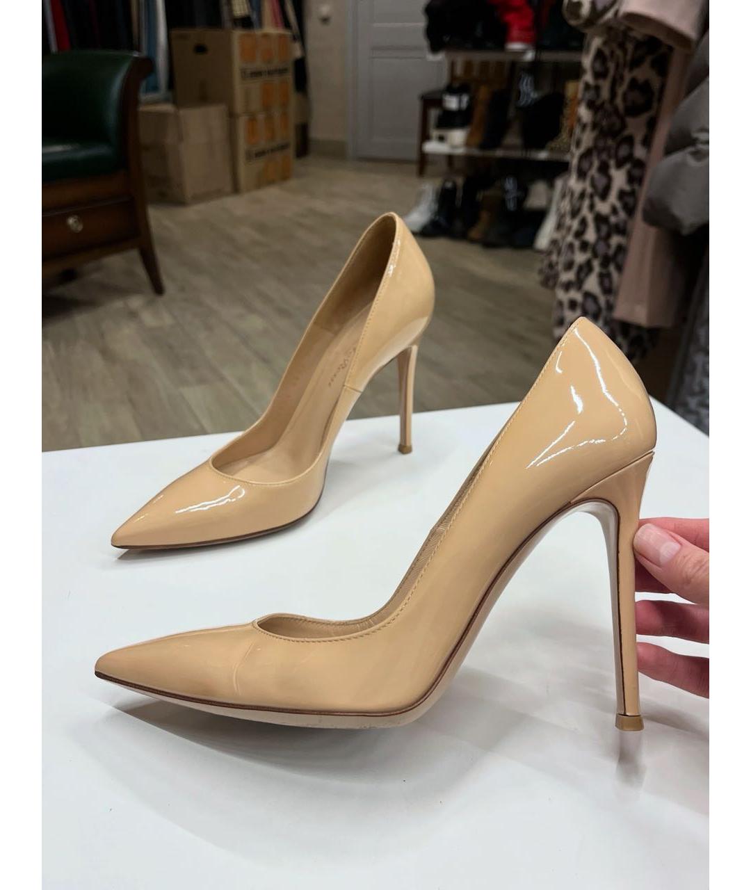 GIANVITO ROSSI Бежевые туфли из лакированной кожи, фото 9