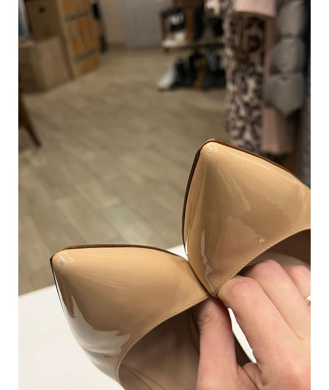 GIANVITO ROSSI Бежевые туфли из лакированной кожи, фото 4