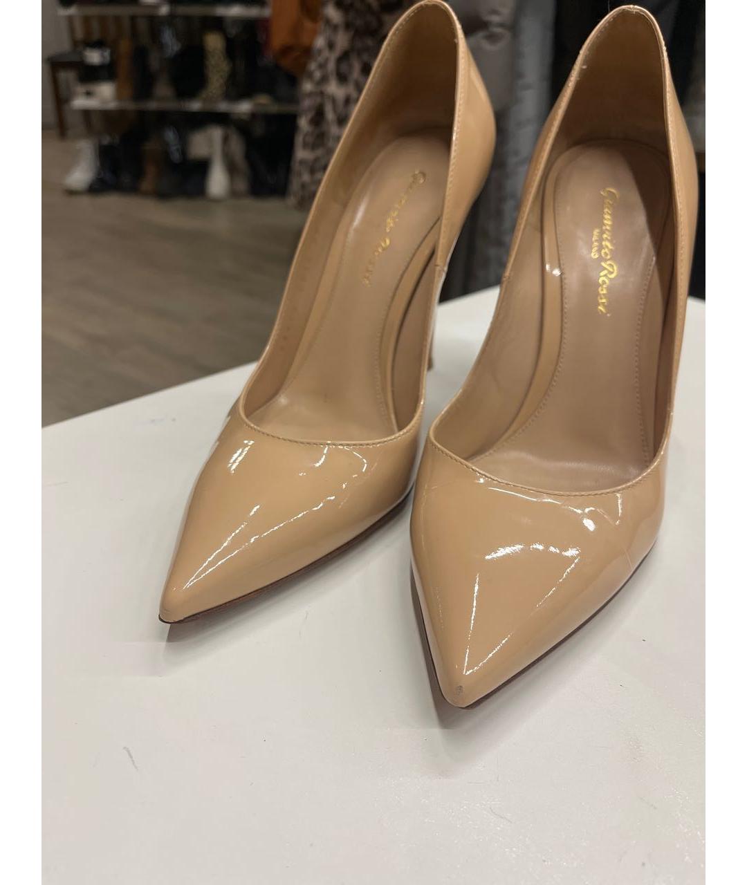 GIANVITO ROSSI Бежевые туфли из лакированной кожи, фото 3