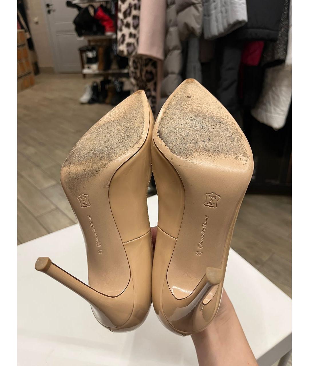 GIANVITO ROSSI Бежевые туфли из лакированной кожи, фото 6