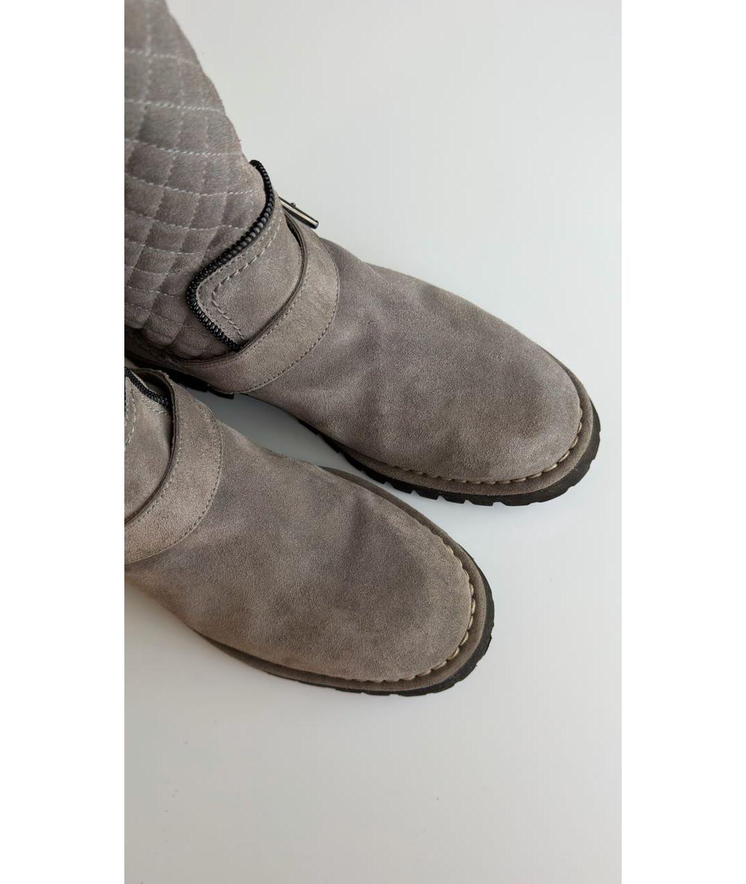 CHANEL Серые замшевые сапоги, фото 3