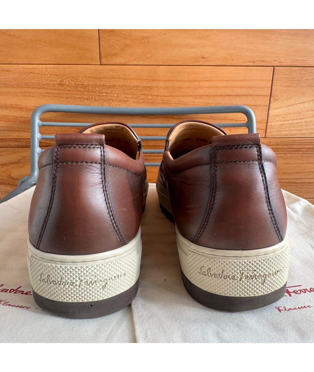 FERRAGAMO Коричневые кожаные слипоны, фото 4