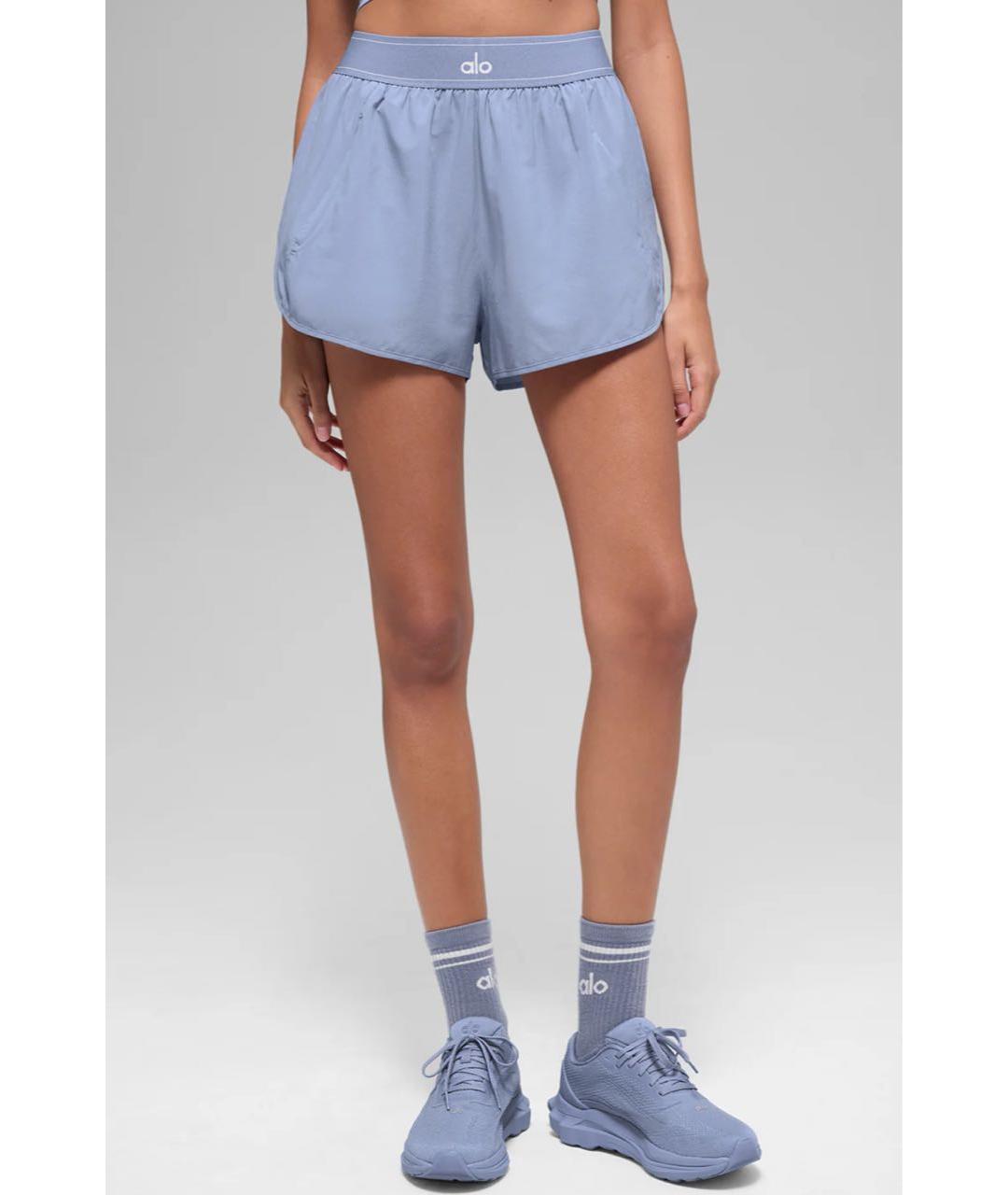 ALO YOGA Голубые полиэстеровые спортивные брюки и шорты, фото 6
