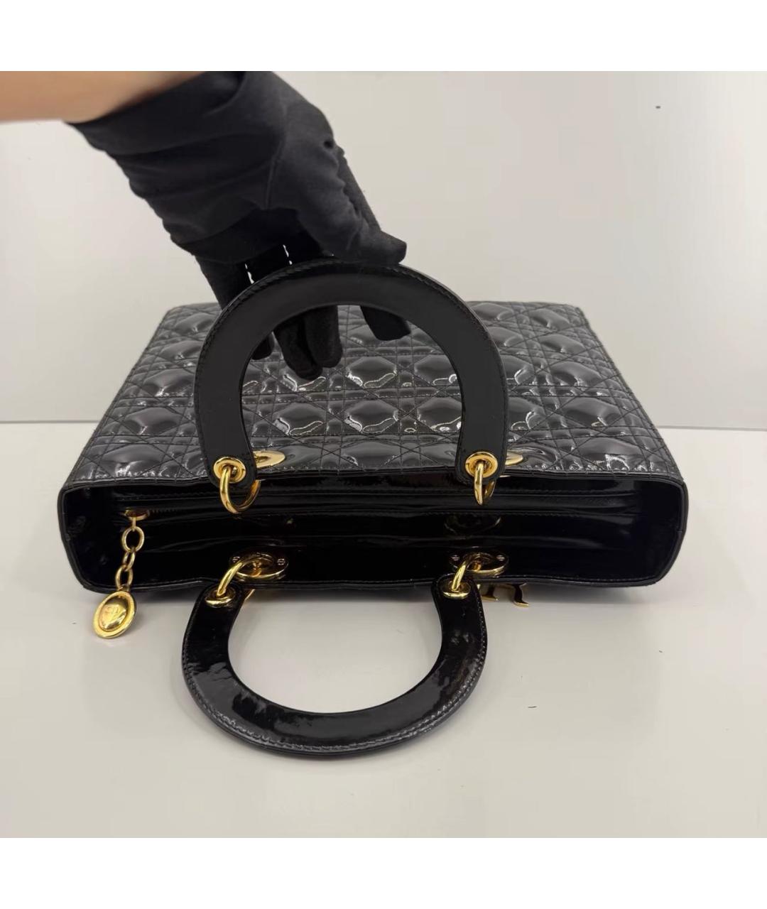 CHRISTIAN DIOR Черная сумка с короткими ручками из лакированной кожи, фото 7