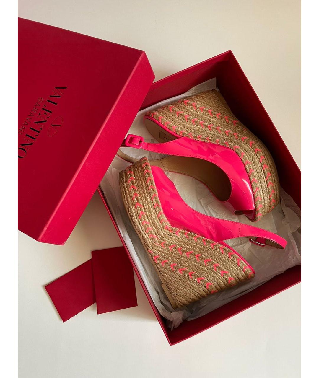 VALENTINO Розовые босоножки из лакированной кожи, фото 2