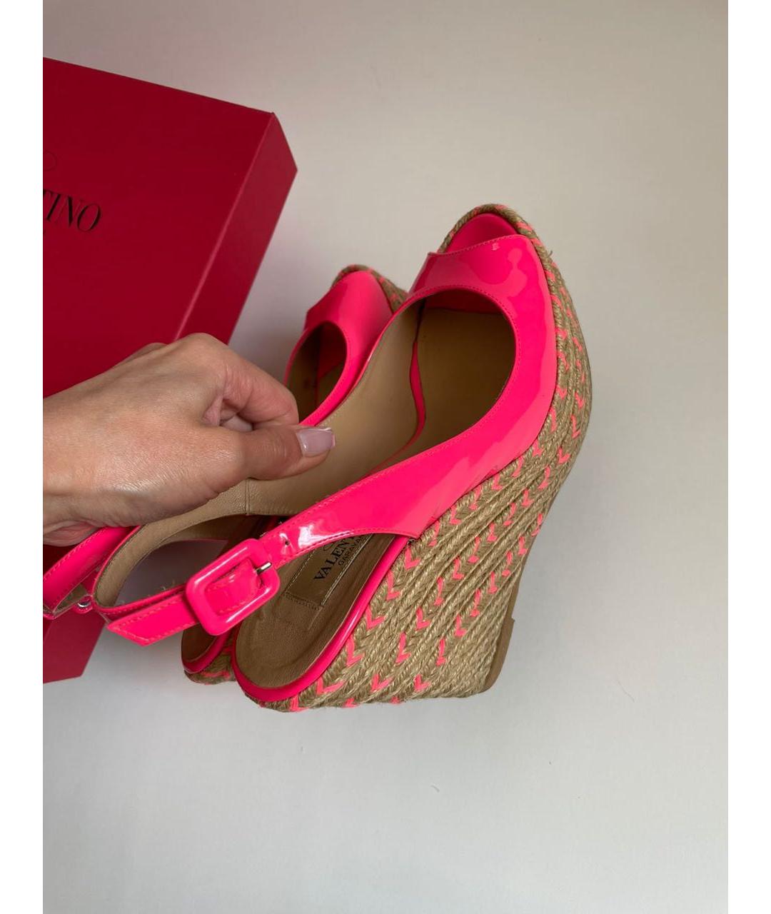 VALENTINO Розовые босоножки из лакированной кожи, фото 5