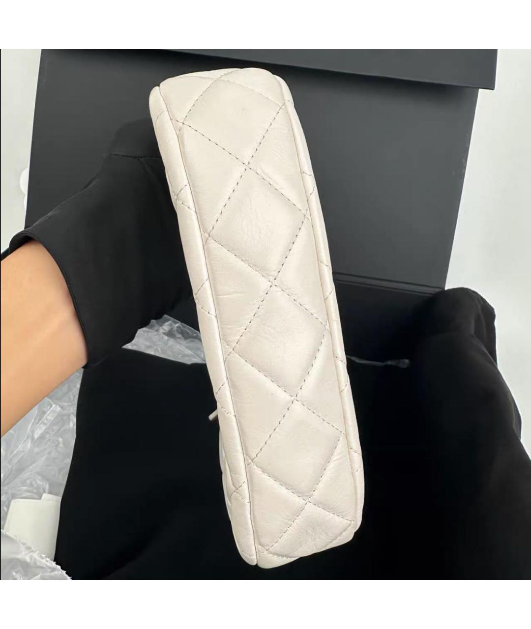 CHANEL Белая кожаная сумка с короткими ручками, фото 3