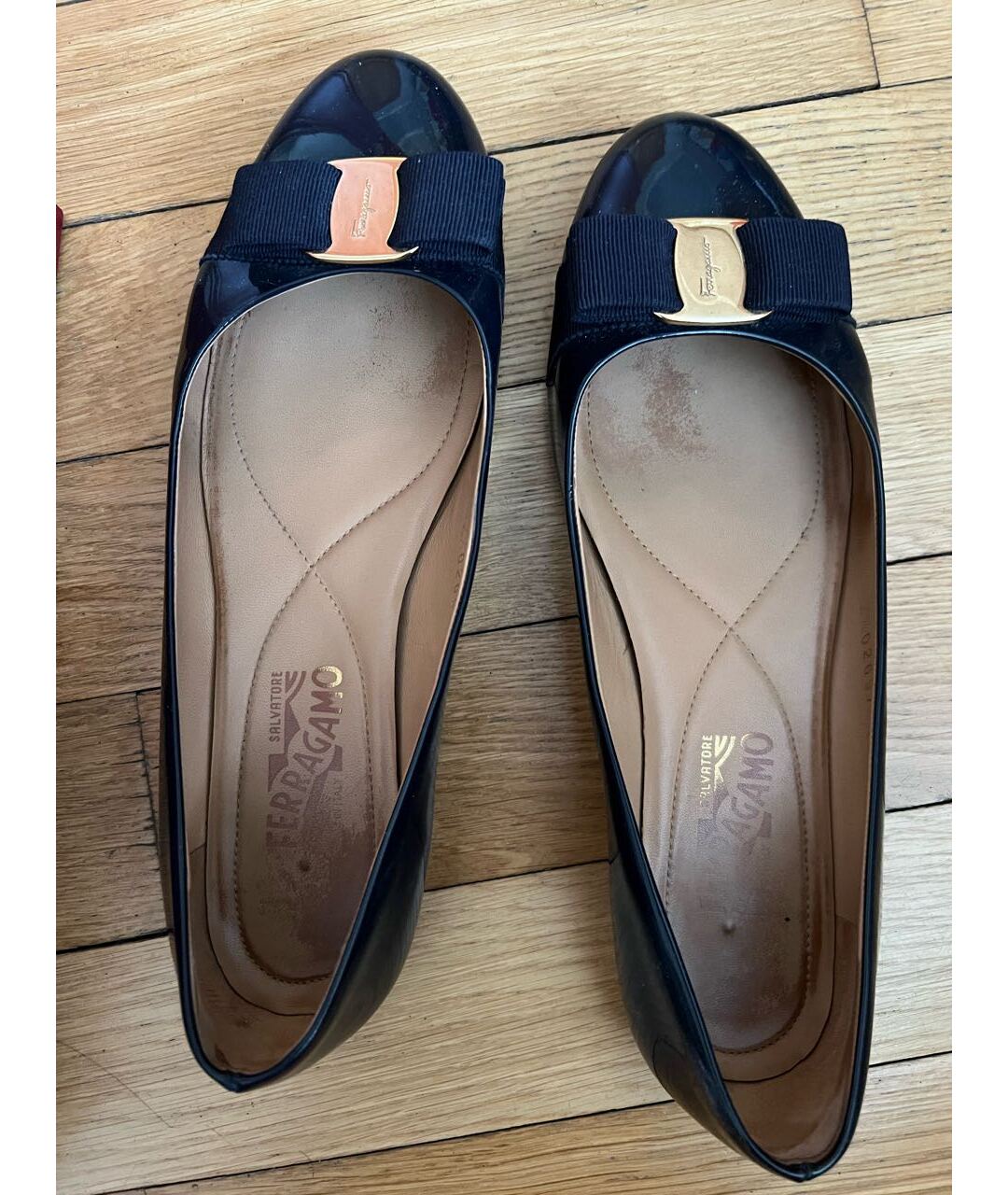FERRAGAMO Темно-синие балетки из лакированной кожи, фото 4