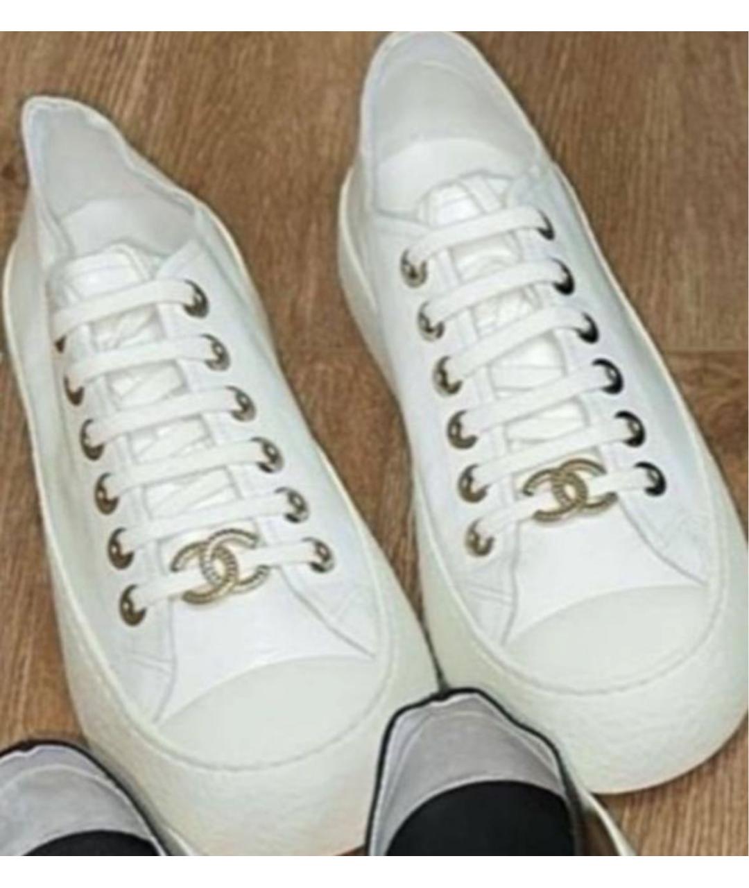 CHANEL Белые кожаные кроссовки, фото 1