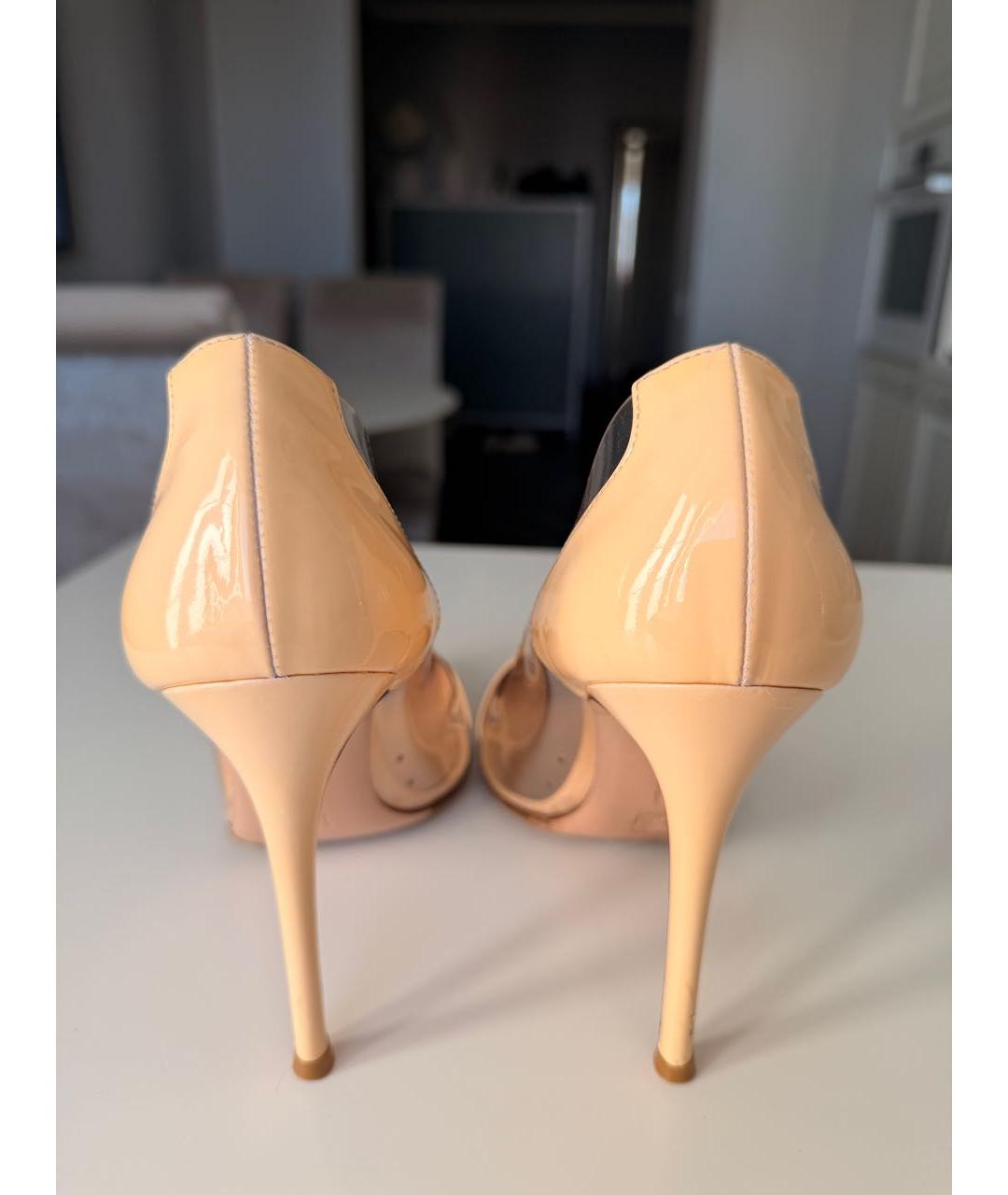 GIANVITO ROSSI Бежевые туфли из лакированной кожи, фото 5