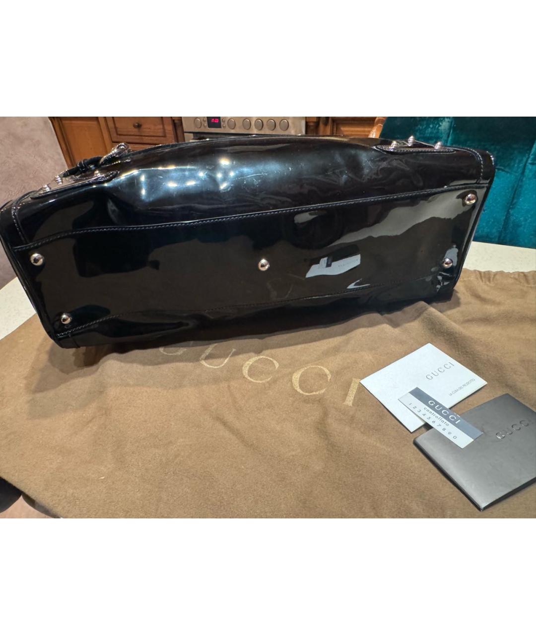 GUCCI Черная сумка с короткими ручками из лакированной кожи, фото 3