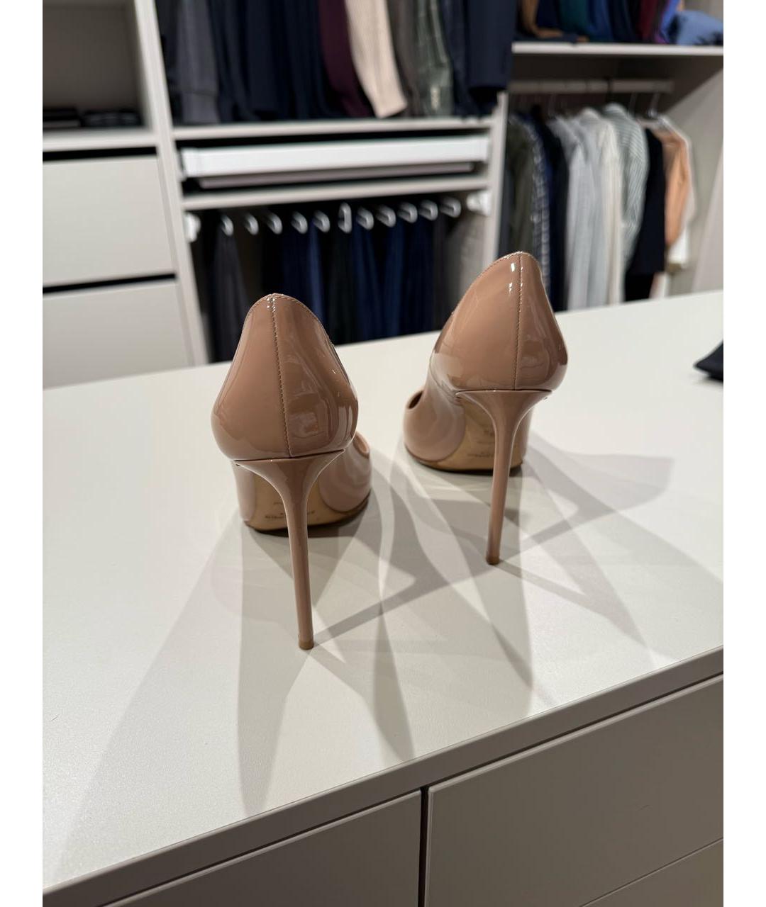 SAINT LAURENT Бежевые туфли из лакированной кожи, фото 4