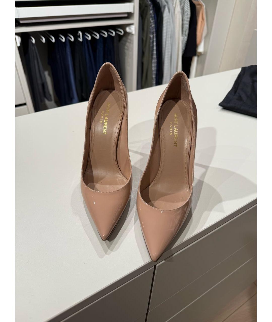 SAINT LAURENT Бежевые туфли из лакированной кожи, фото 2