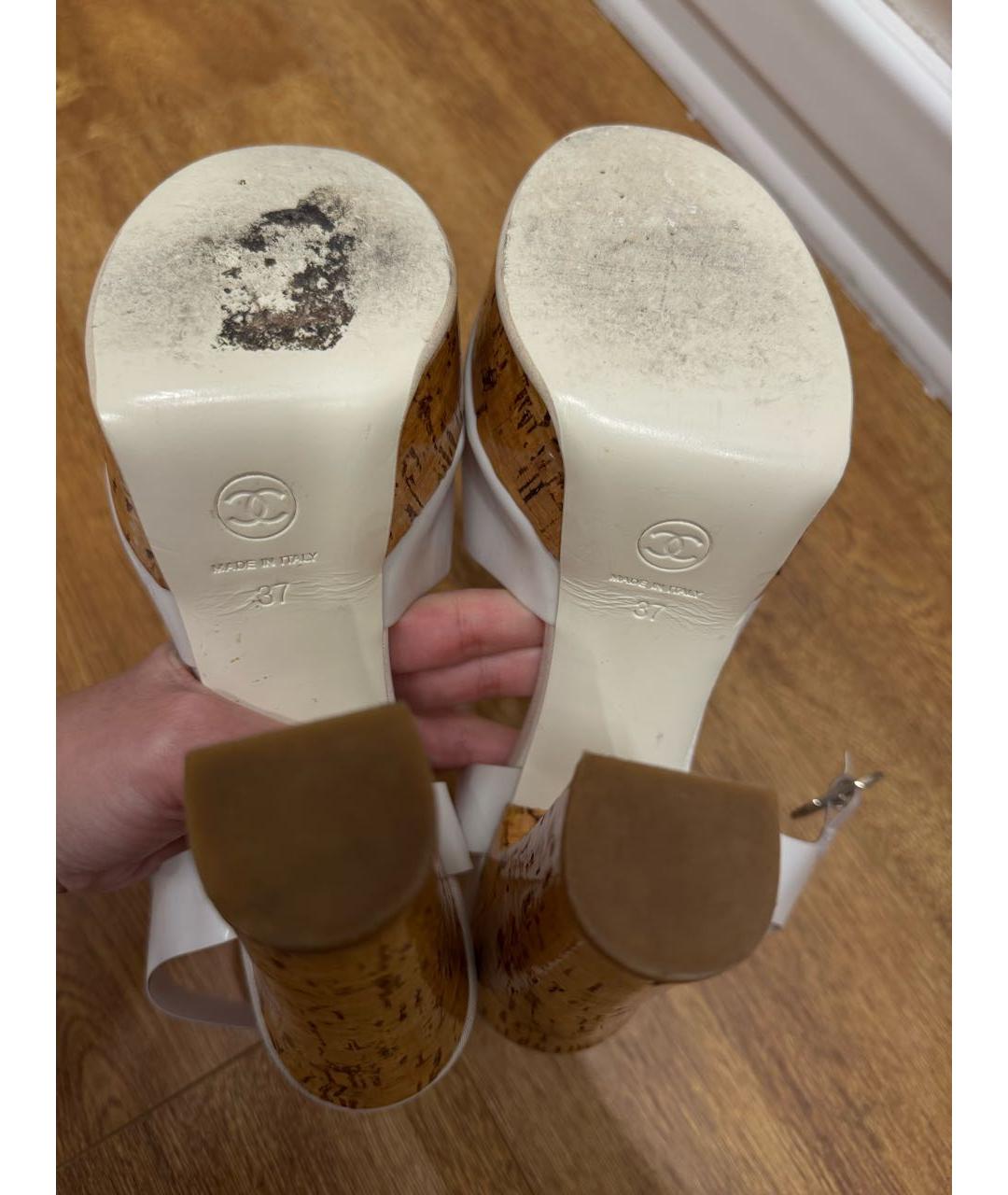 CHANEL Белые босоножки из лакированной кожи, фото 3