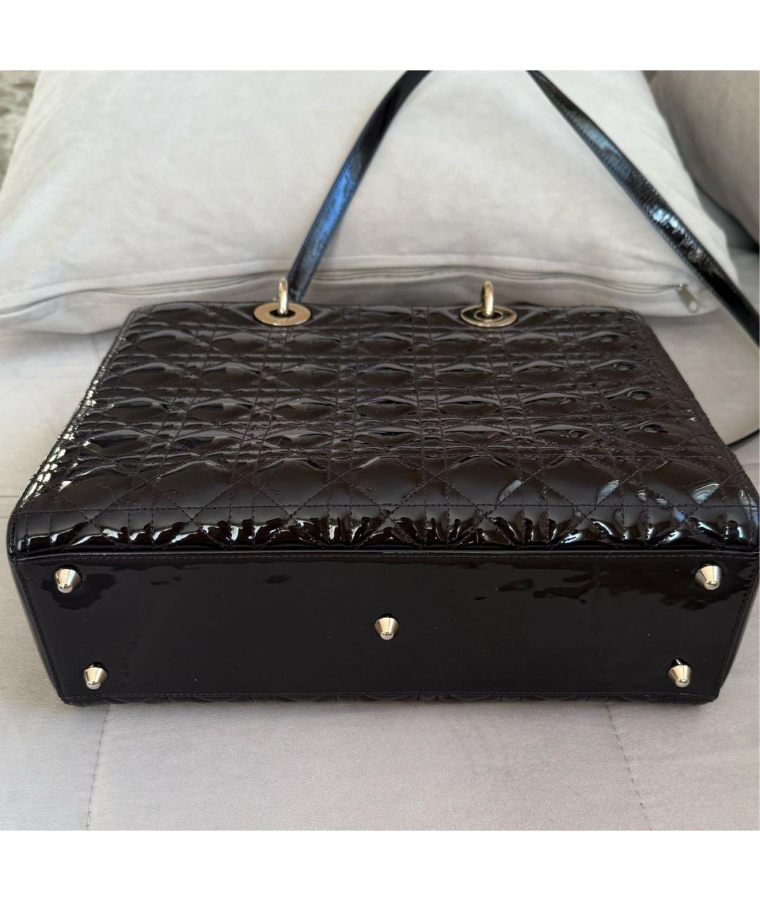 CHRISTIAN DIOR Коричневая сумка с короткими ручками из лакированной кожи, фото 3