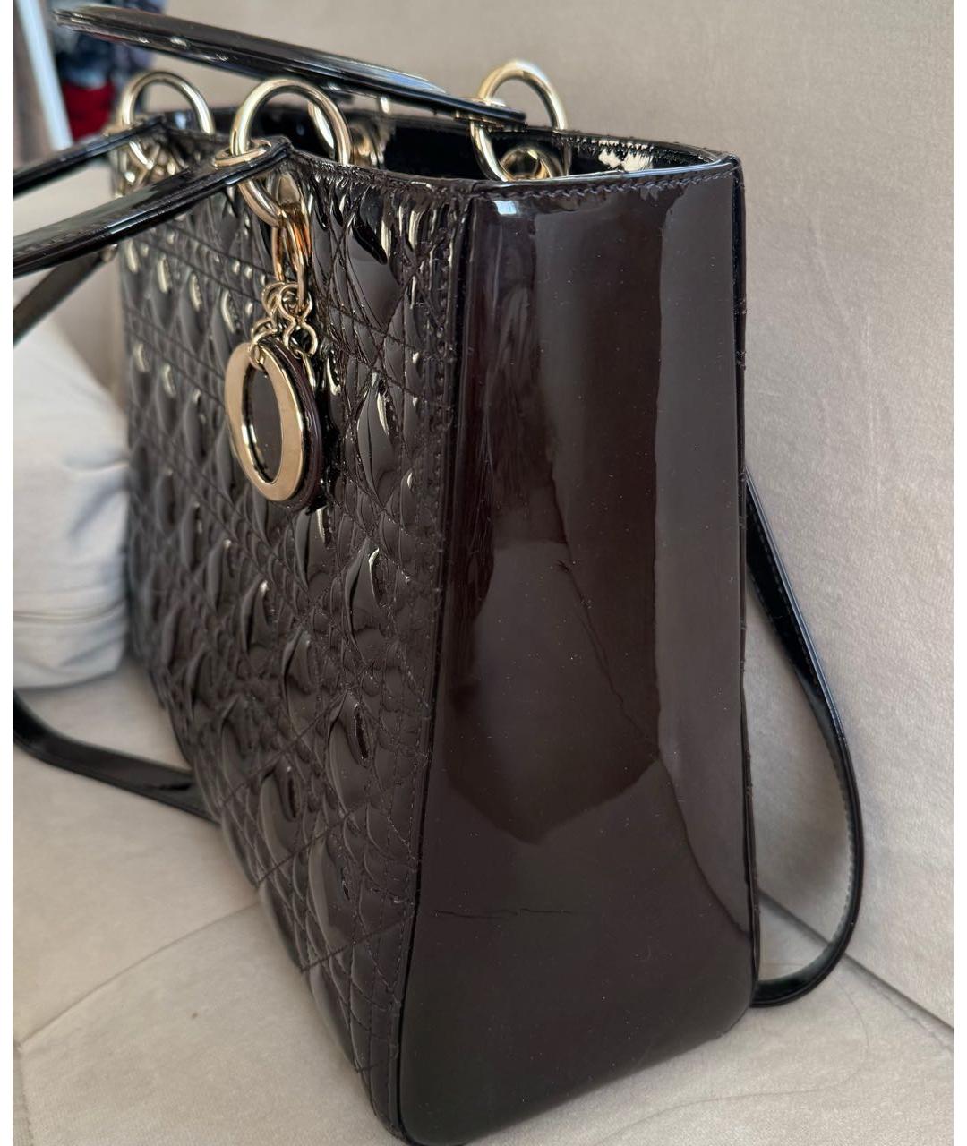 CHRISTIAN DIOR Коричневая сумка с короткими ручками из лакированной кожи, фото 7