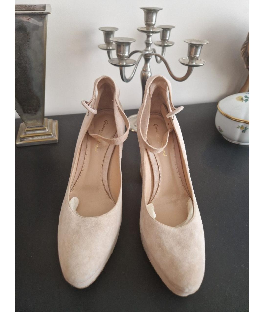 GIANVITO ROSSI Бежевые замшевые туфли, фото 2