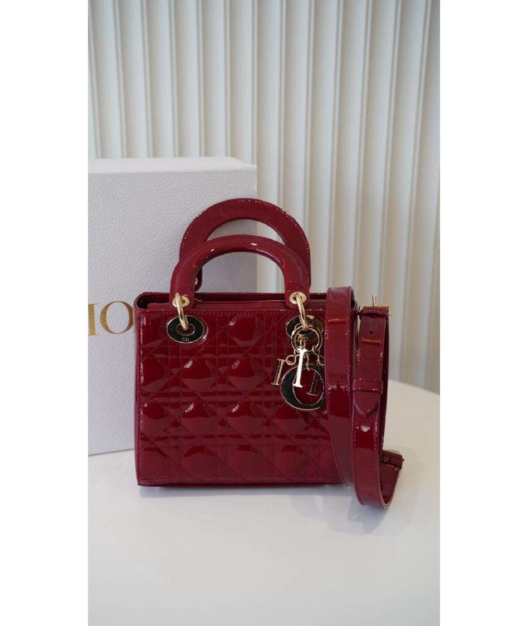 CHRISTIAN DIOR Красная сумка через плечо из лакированной кожи, фото 2