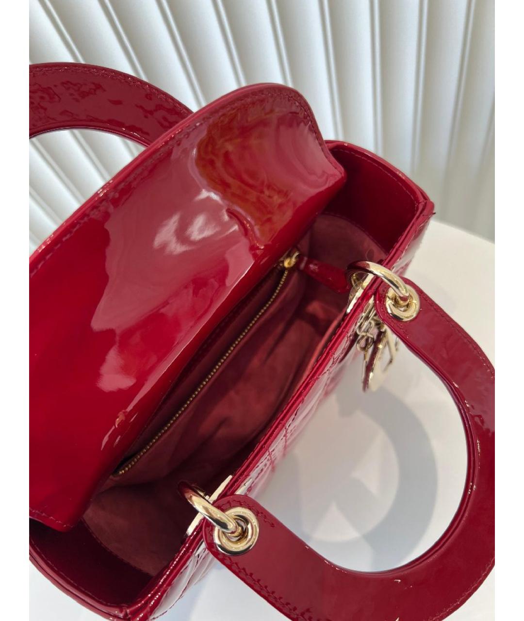 CHRISTIAN DIOR Красная сумка через плечо из лакированной кожи, фото 4