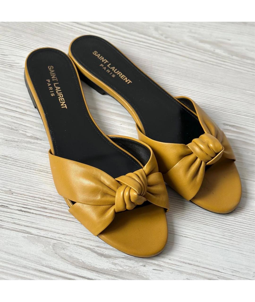 SAINT LAURENT Горчичные шлепанцы из лакированной кожи, фото 2