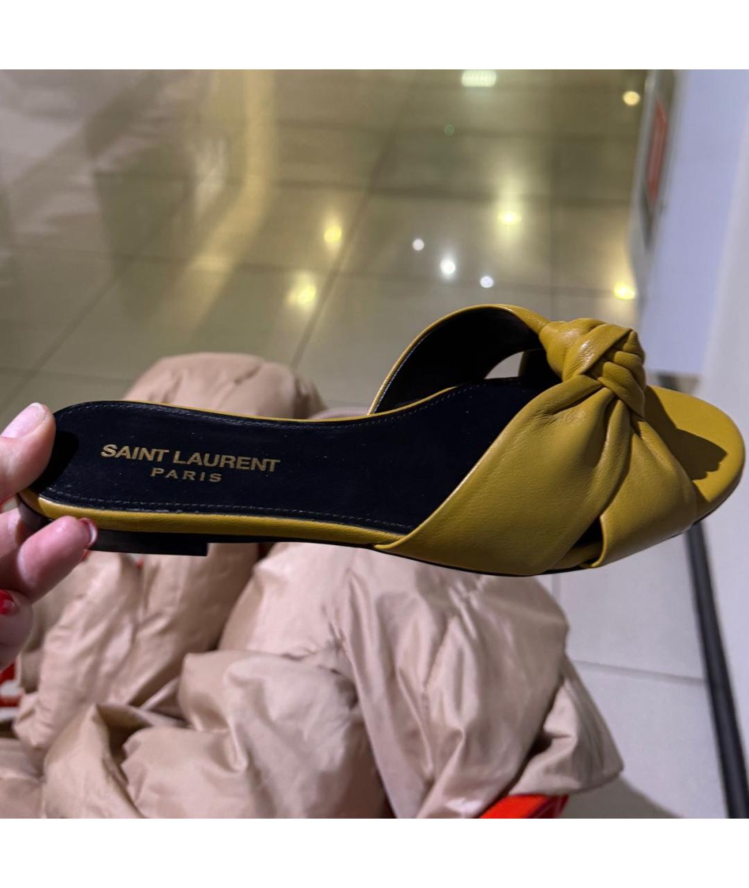 SAINT LAURENT Горчичные шлепанцы из лакированной кожи, фото 4