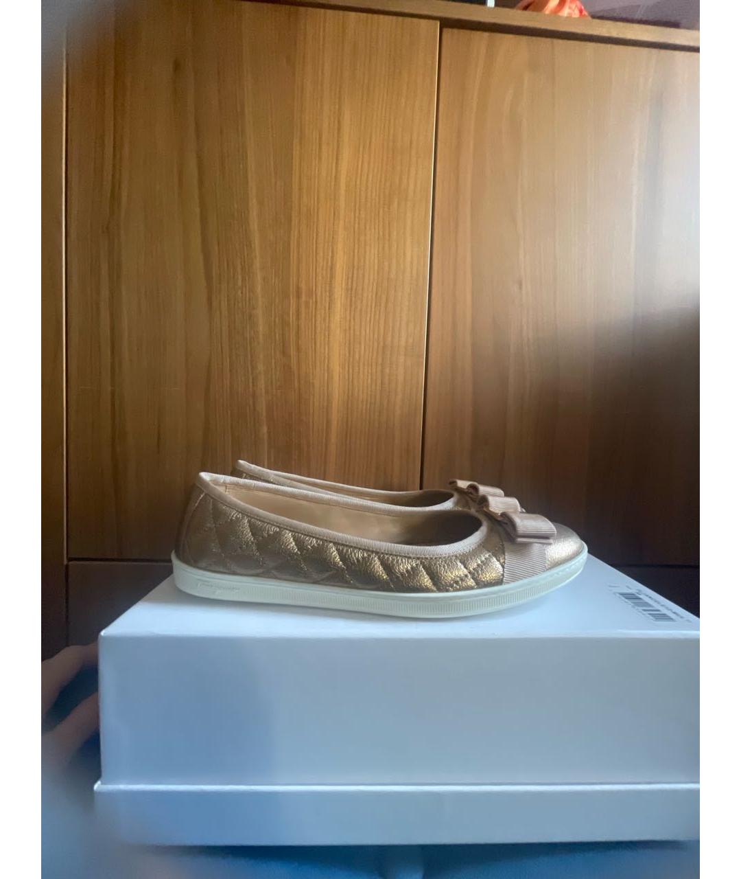 FERRAGAMO Золотые кожаные балетки, фото 7