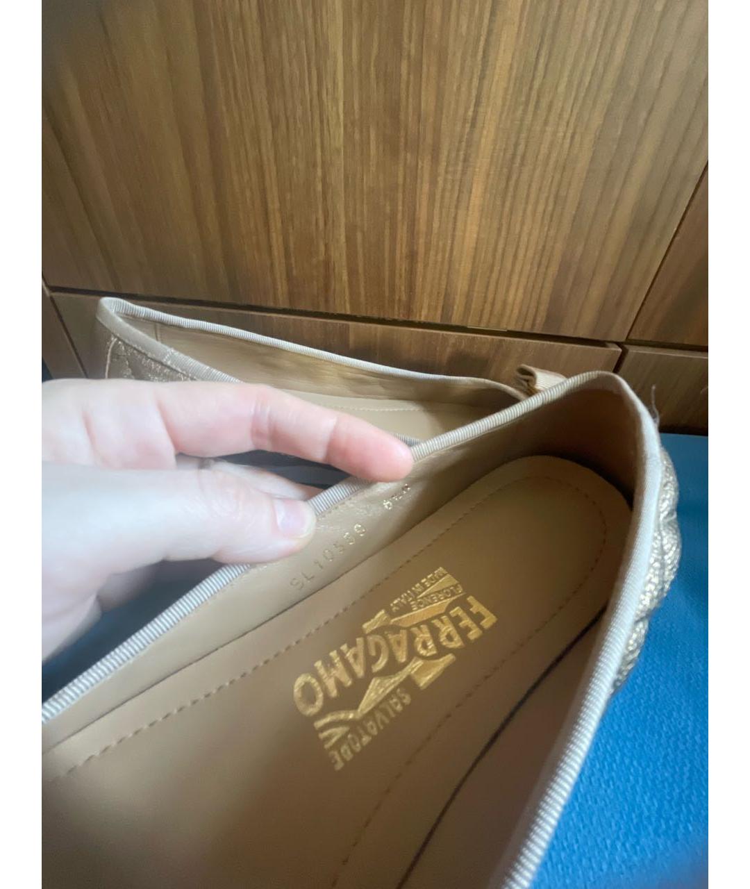 FERRAGAMO Золотые кожаные балетки, фото 6