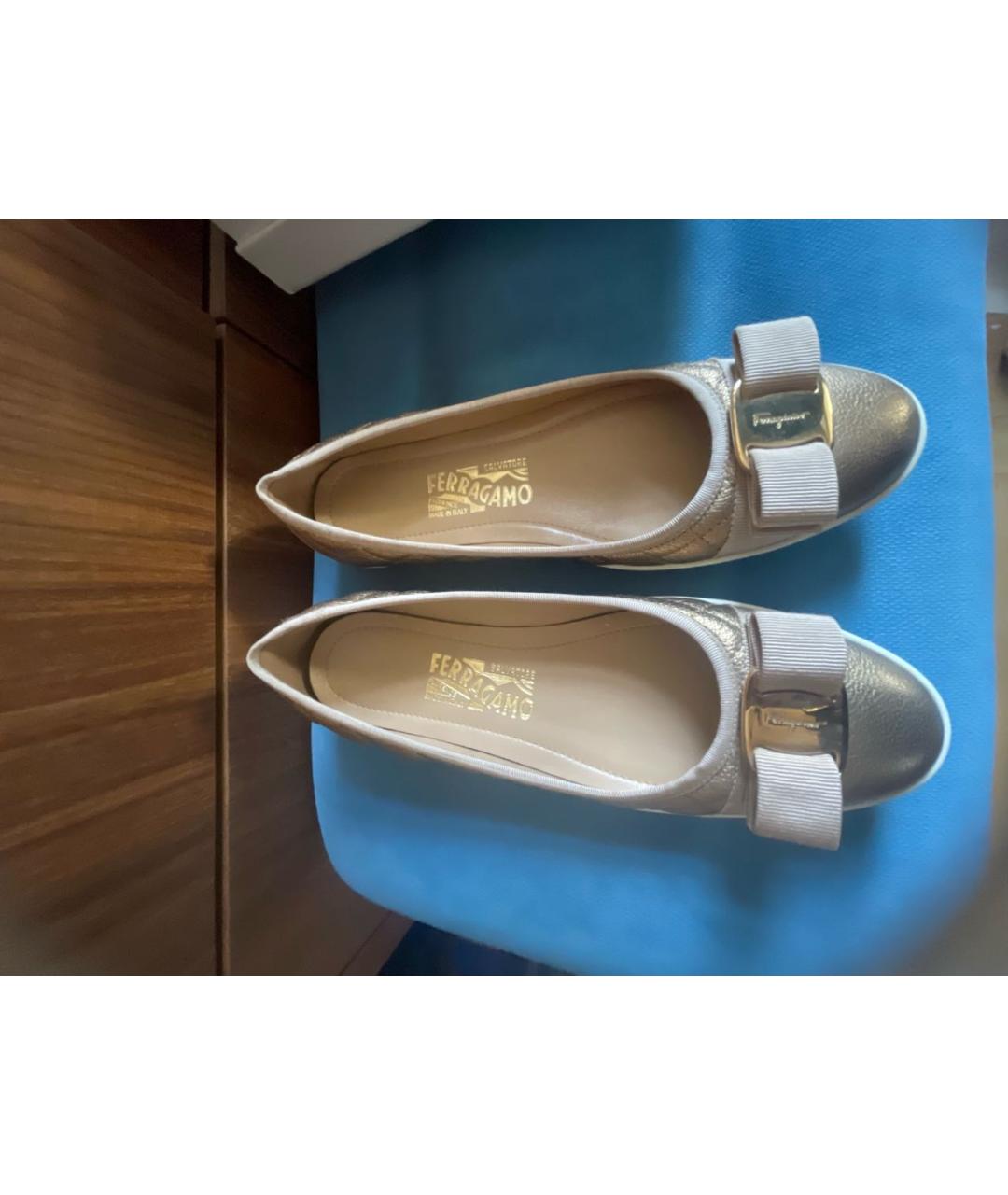 FERRAGAMO Золотые кожаные балетки, фото 2