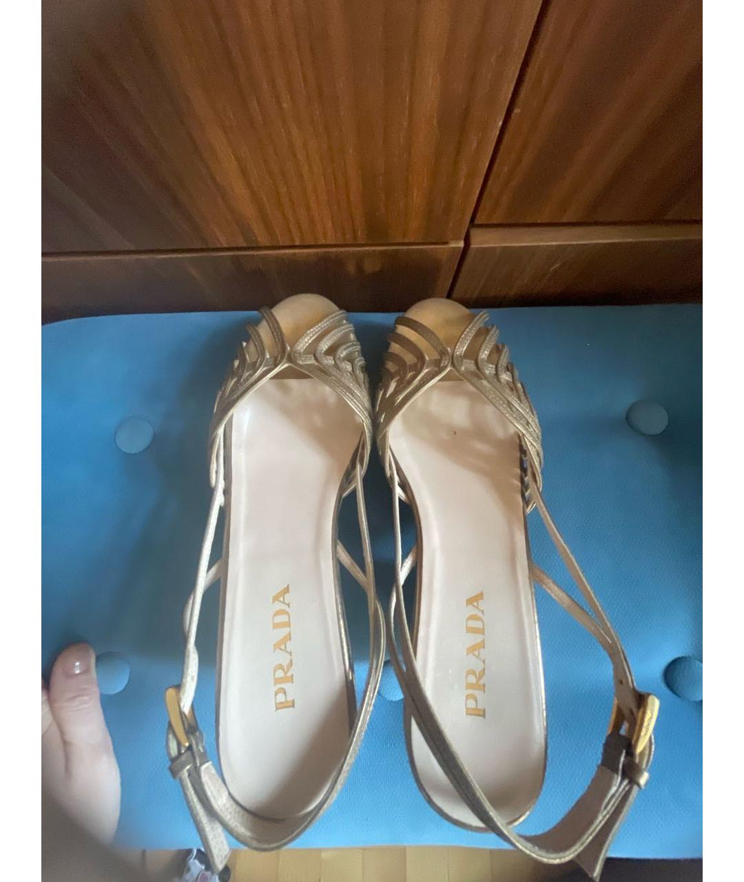 PRADA Золотые кожаные босоножки, фото 3