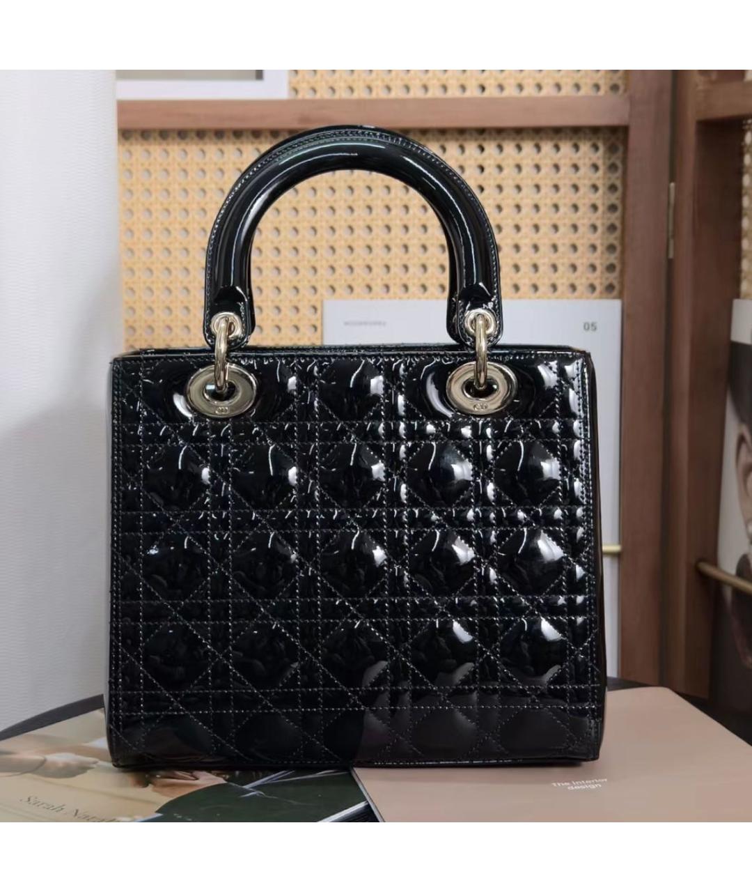 CHRISTIAN DIOR Черная сумка через плечо из лакированной кожи, фото 2