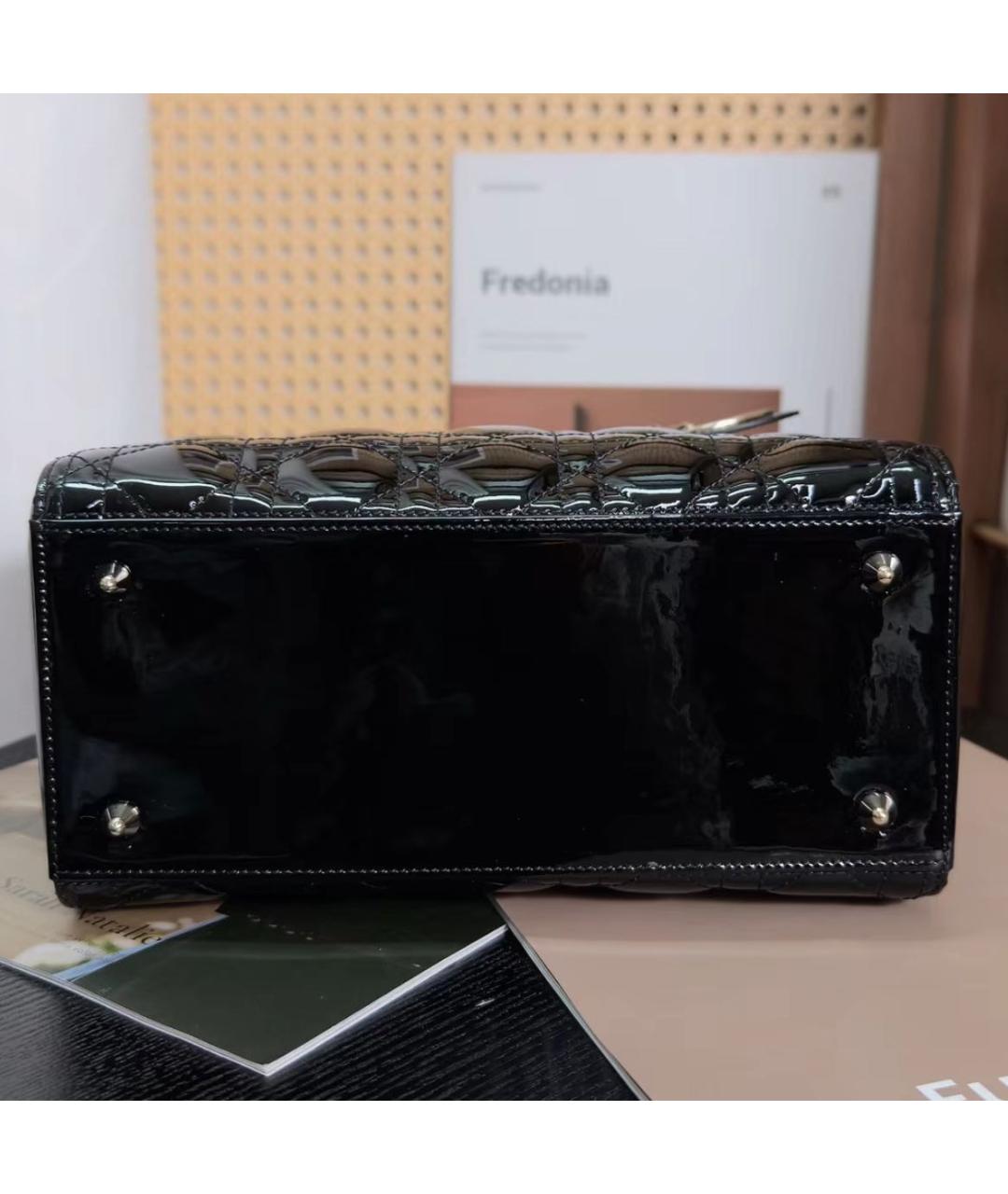 CHRISTIAN DIOR Черная сумка через плечо из лакированной кожи, фото 3