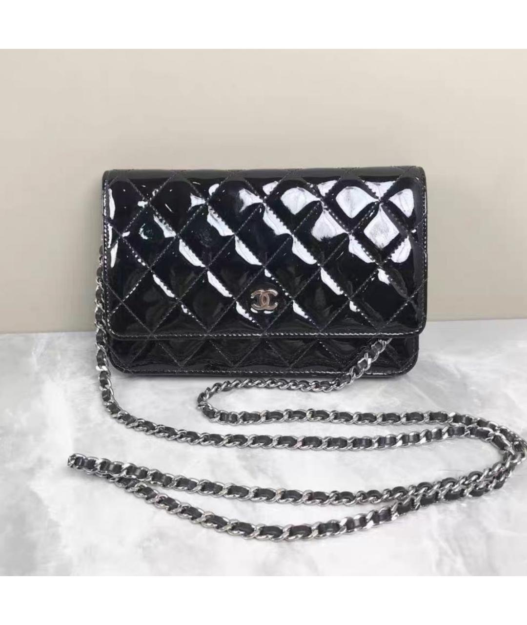 CHANEL Черная сумка через плечо из лакированной кожи, фото 2