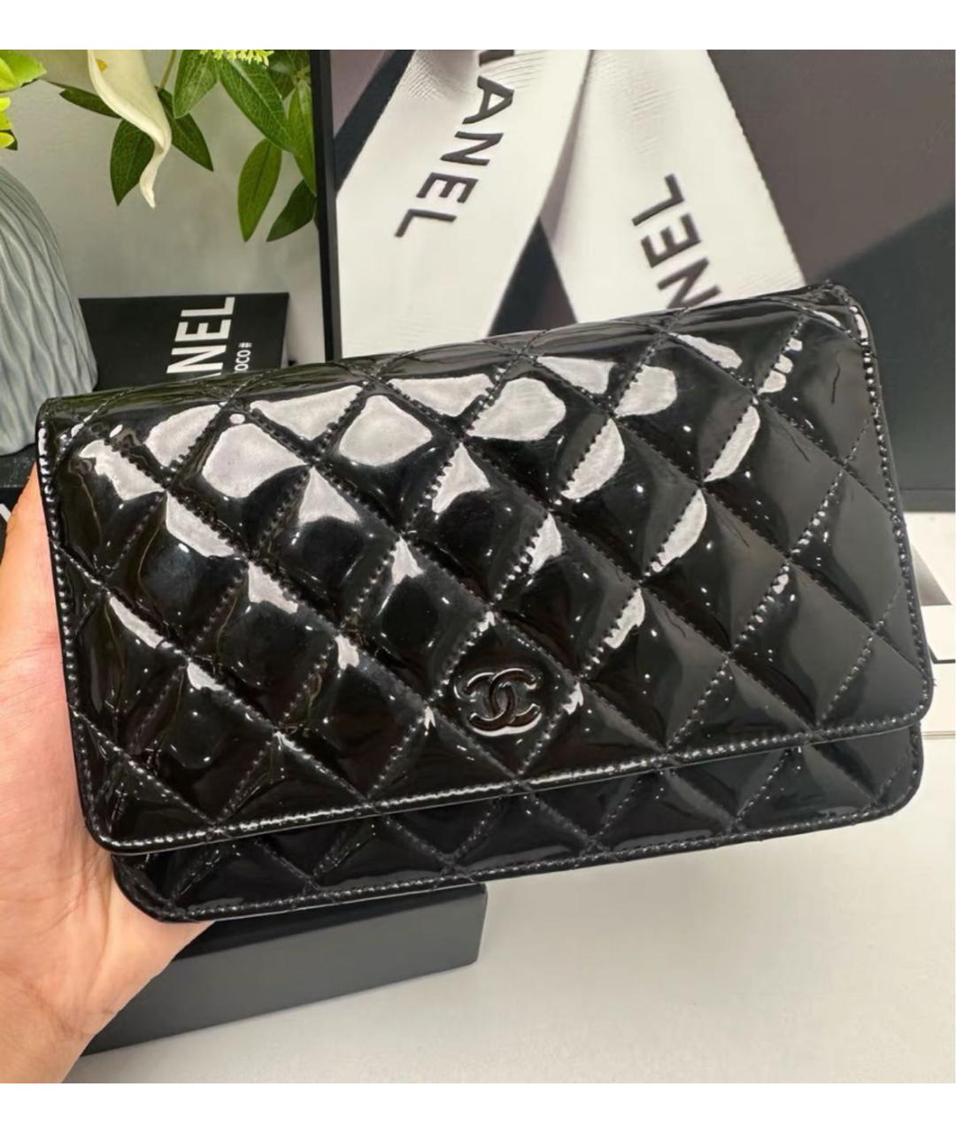 CHANEL Черная сумка через плечо из лакированной кожи, фото 5