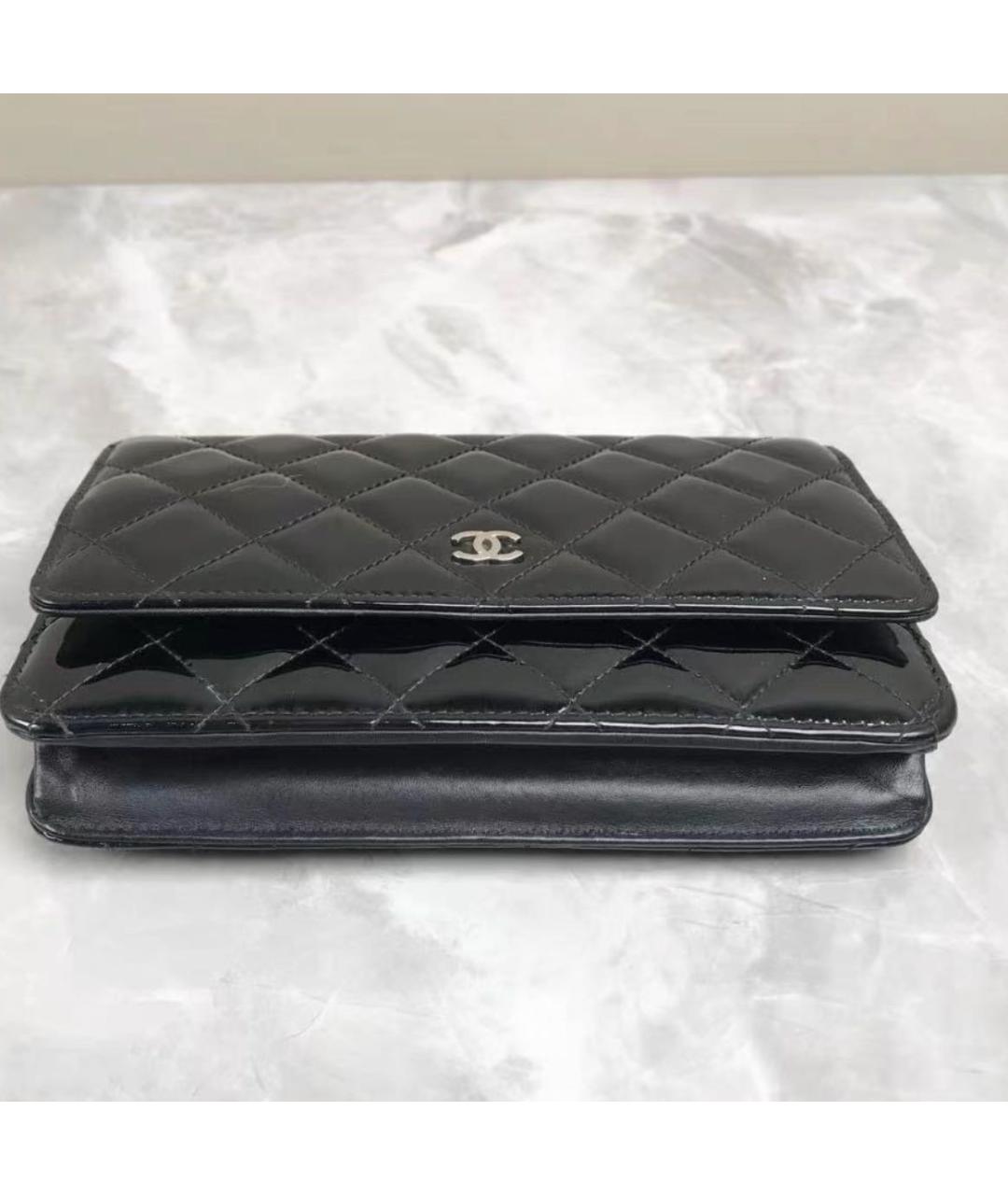 CHANEL Черная сумка через плечо из лакированной кожи, фото 4