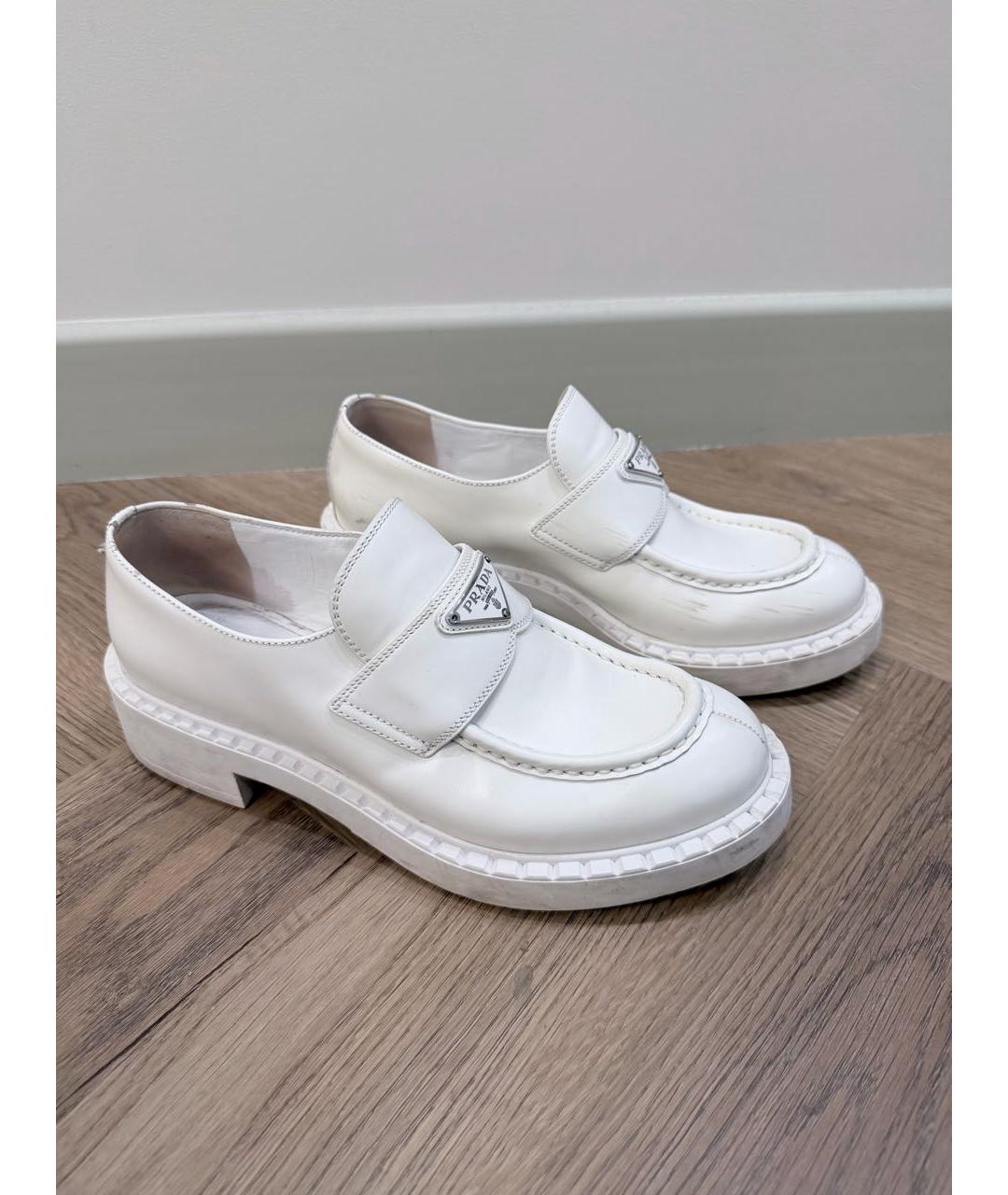 PRADA Белые лоферы из лакированной кожи, фото 2