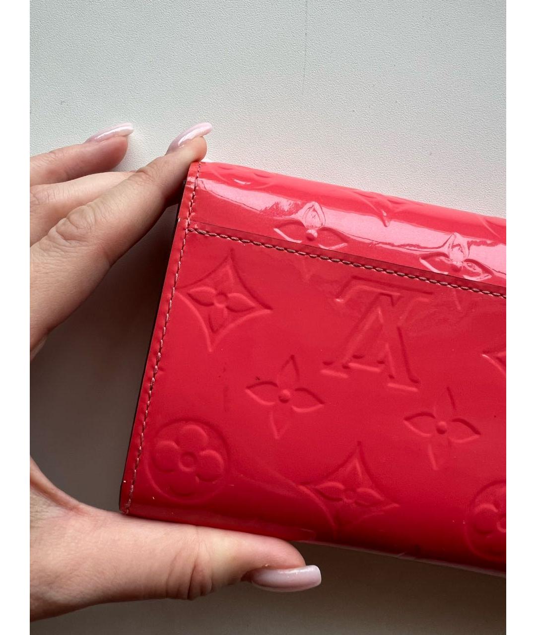 LOUIS VUITTON Коралловый кошелек из лакированной кожи, фото 4