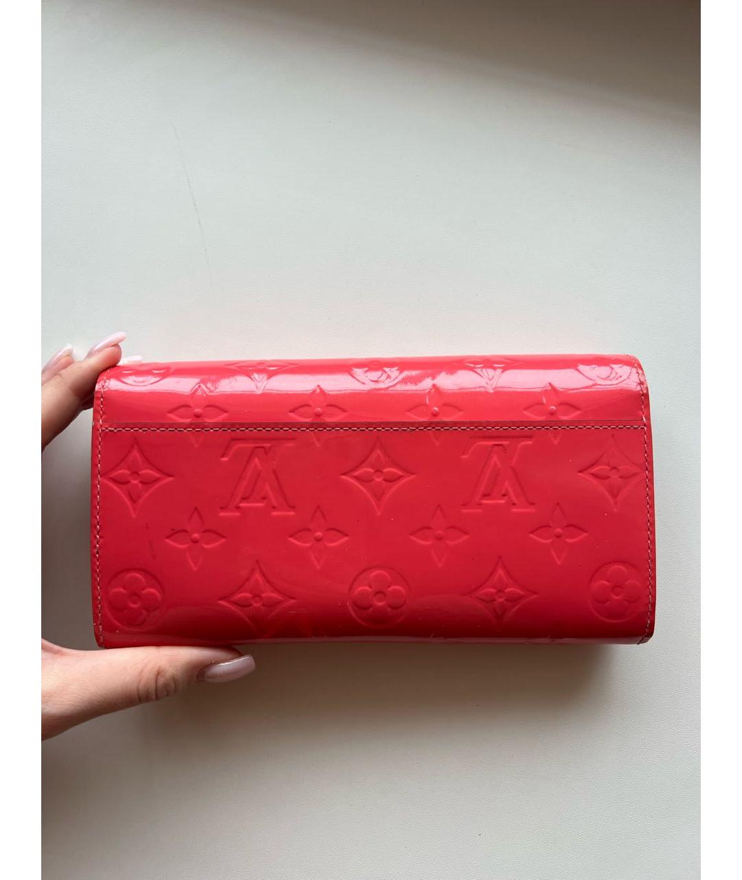 LOUIS VUITTON Коралловый кошелек из лакированной кожи, фото 3