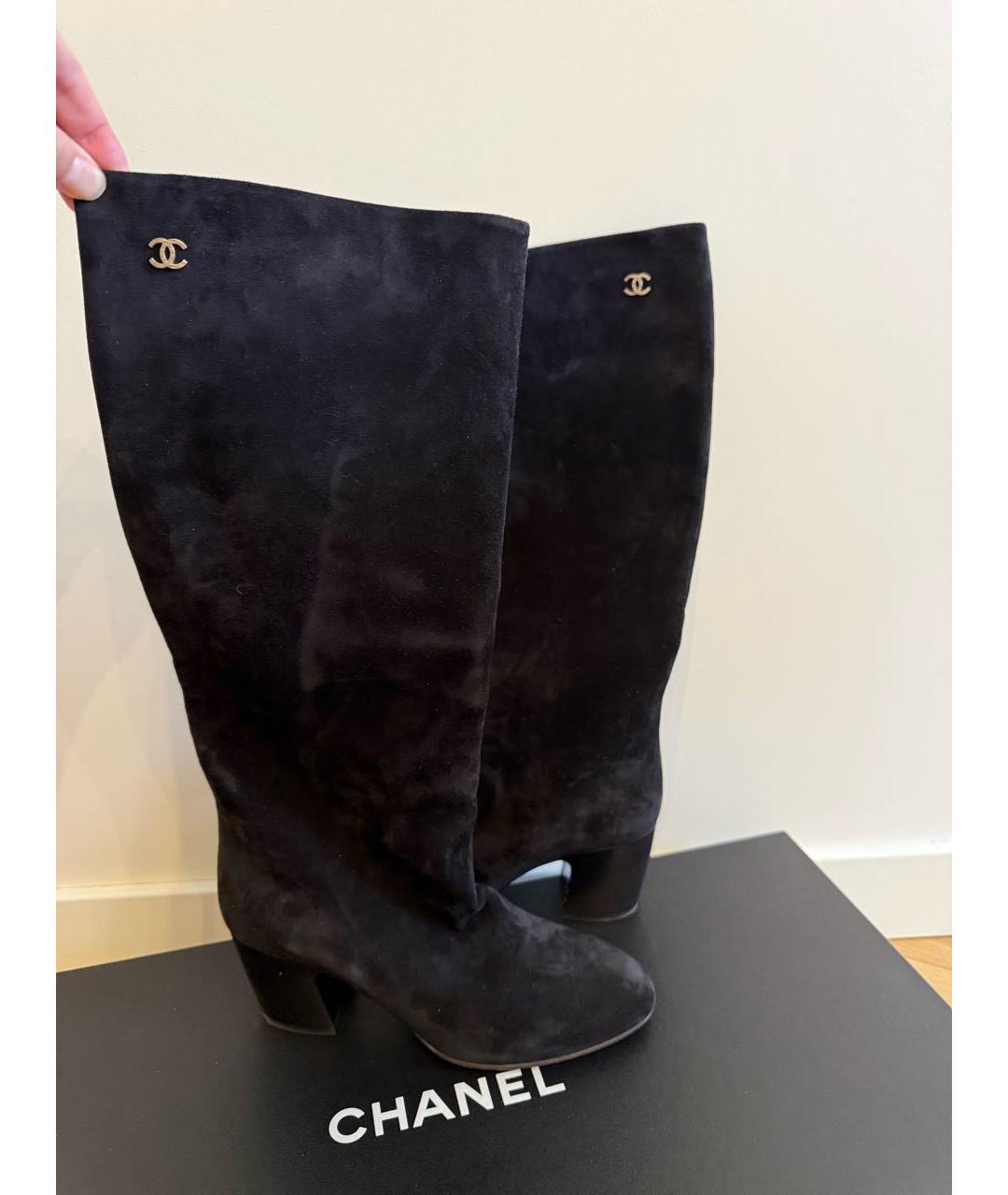 CHANEL Черные замшевые сапоги, фото 3