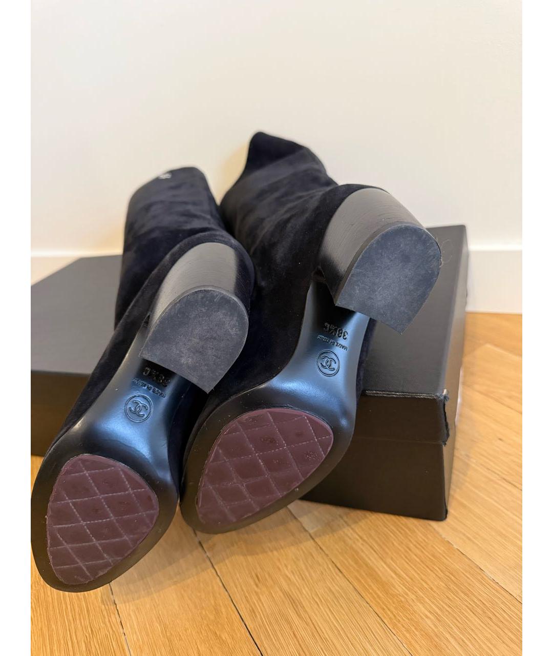 CHANEL Черные замшевые сапоги, фото 5