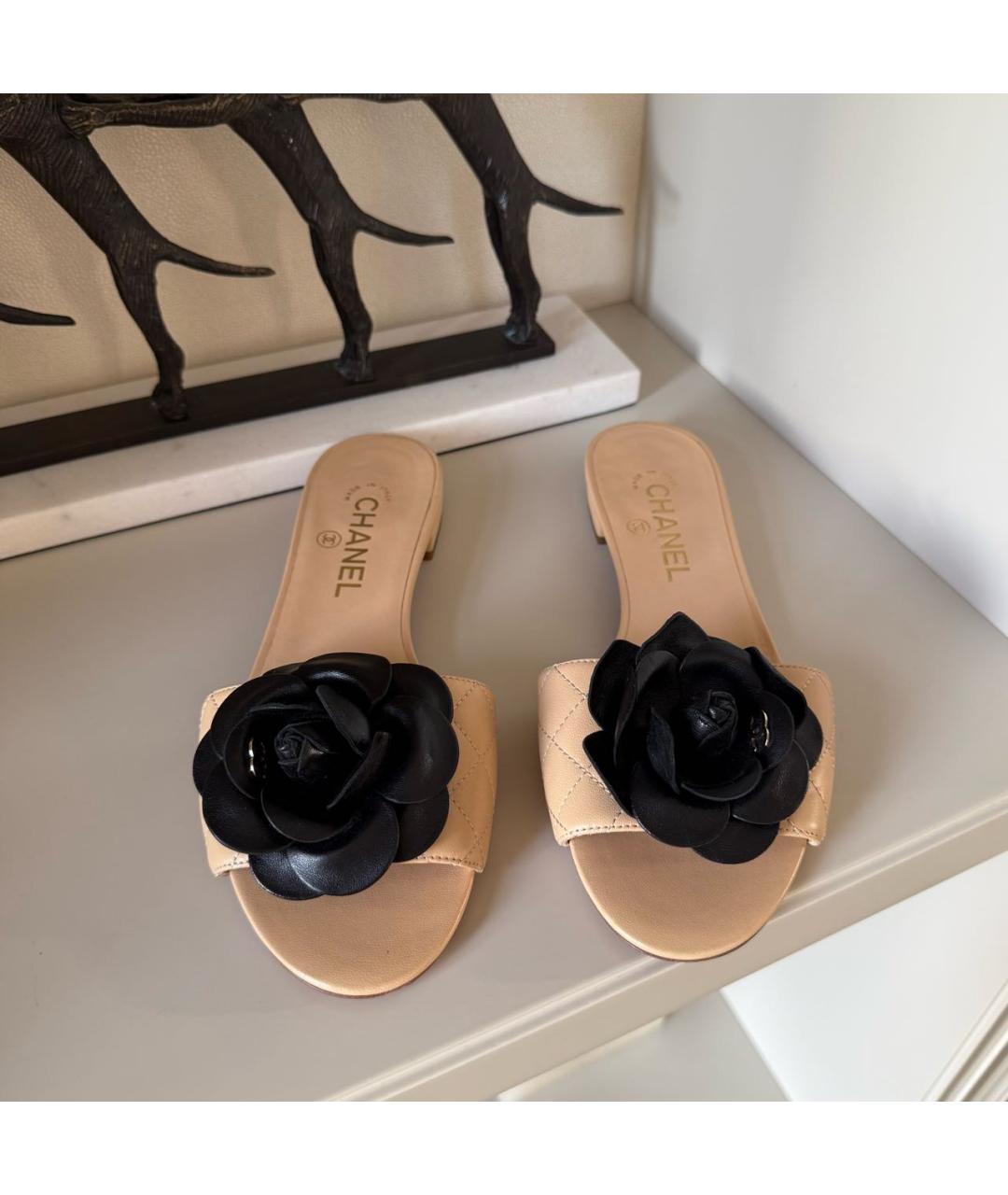 CHANEL Бежевые кожаные шлепанцы, фото 2