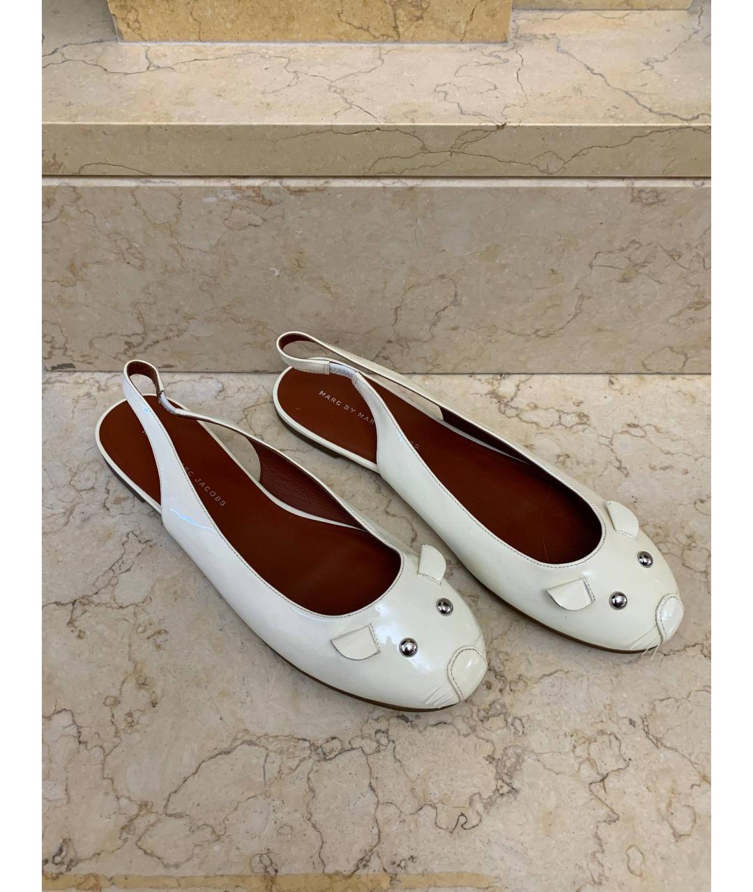 MARC JACOBS Бежевые балетки из лакированной кожи, фото 8